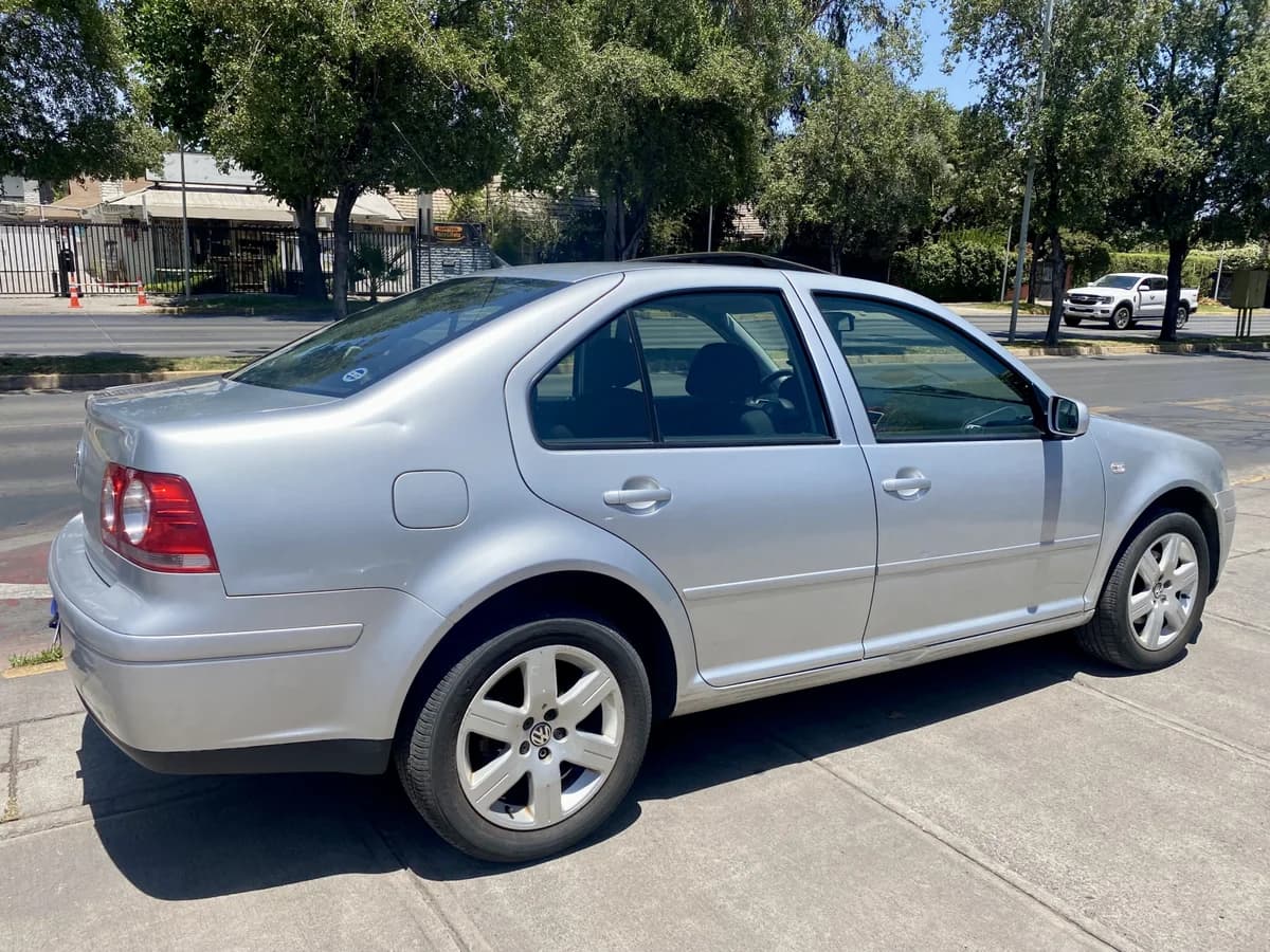 2012 VOLKSWAGEN BORA TRENDLINE SKY 2.0 - Imagen 3