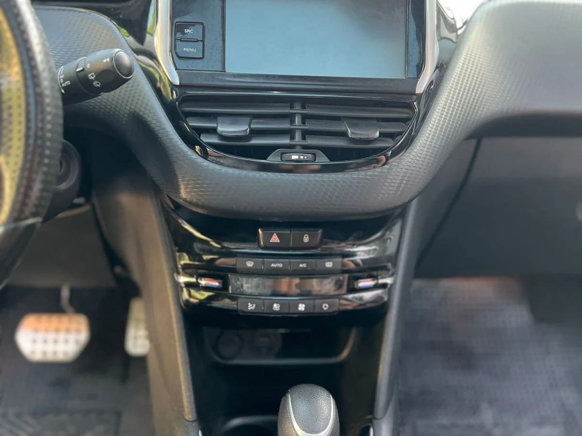 2017 PEUGEOT 208 GT LINE 1.2 AUT - Imagen 3