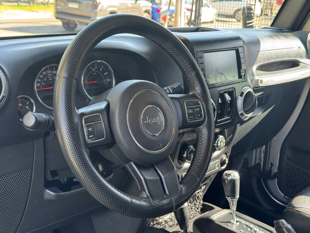 JEEP WRANGLER JKU SAHARA 2016 - Imagen 9