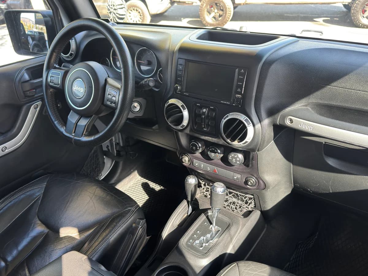 JEEP WRANGLER JKU SAHARA 2016 - Imagen 13
