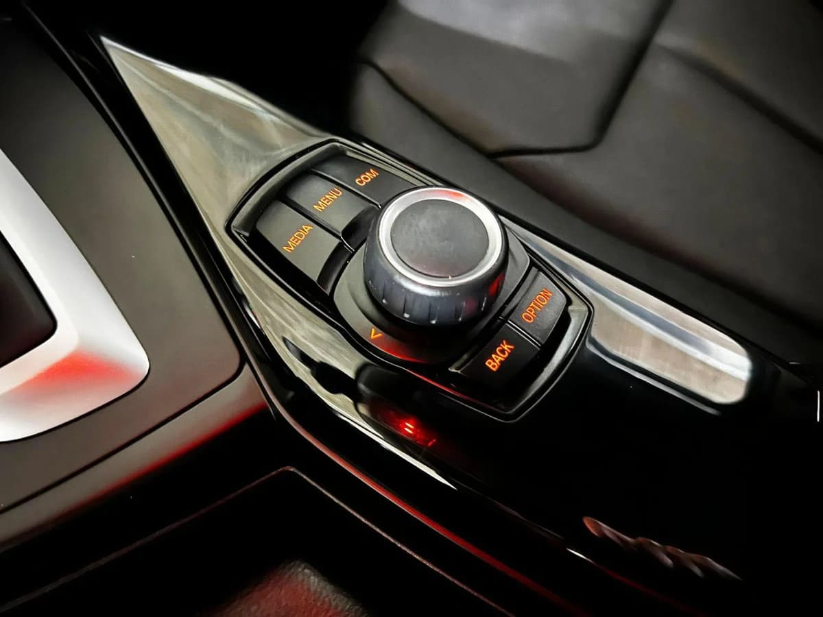 BMW 118 MILLENIAL 1.5 AT 2019 - Imagen 17