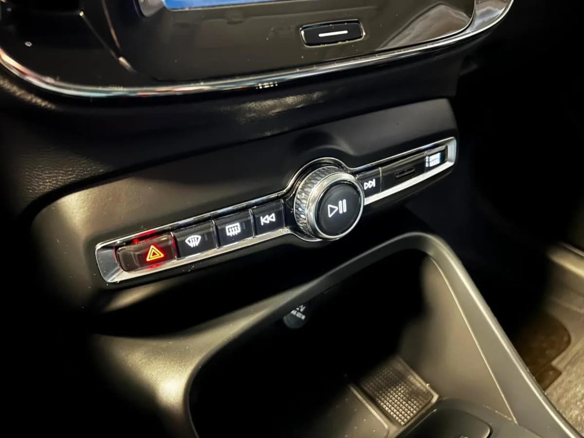 VOLVO XC40 MOMENTUM T4 FWD 2.0 2023 - Imagen 17