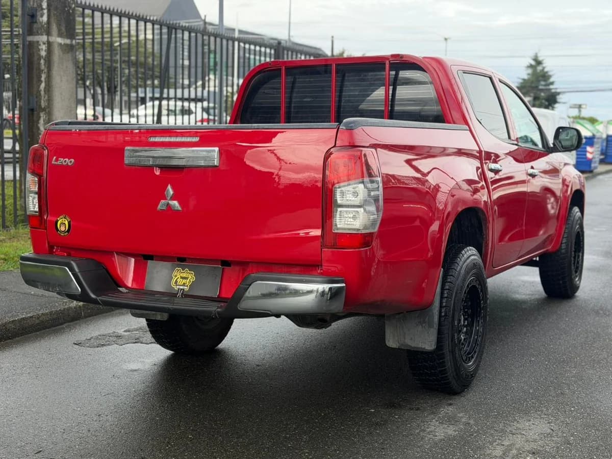Mitsubishi L200 Katana 2.4 MT 4X2 - Imagen 6