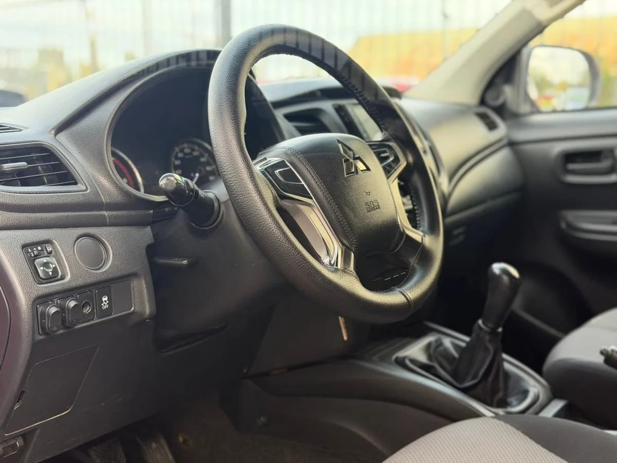 Mitsubishi L200 Katana 2.4 MT 4X2 - Imagen 8