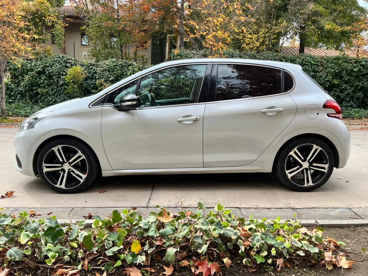 PEUGEOT 208 GT-LINE AUT 1.2L TURBO PURETECH AÑO 2017 - Imagen 5
