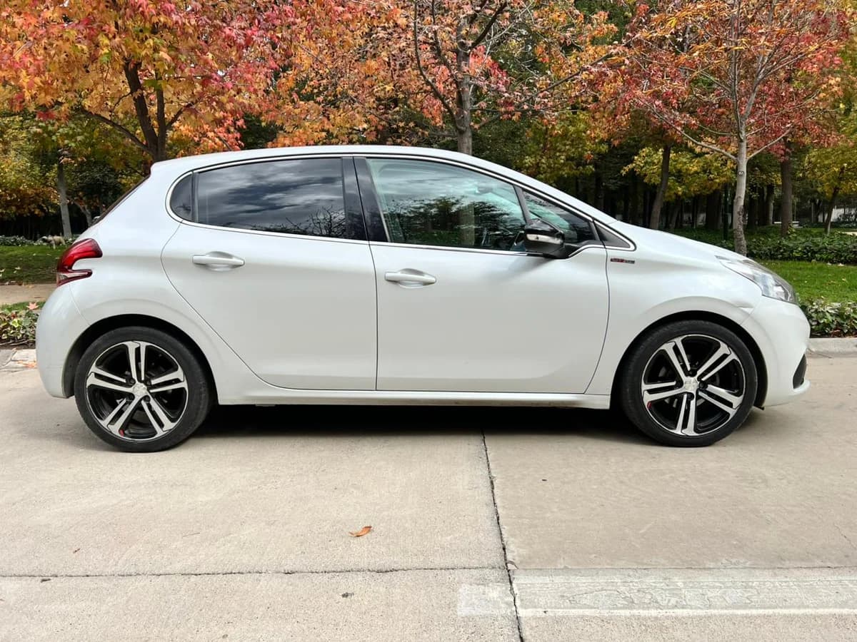 PEUGEOT 208 GT-LINE AUT 1.2L TURBO PURETECH AÑO 2017 - Imagen 12