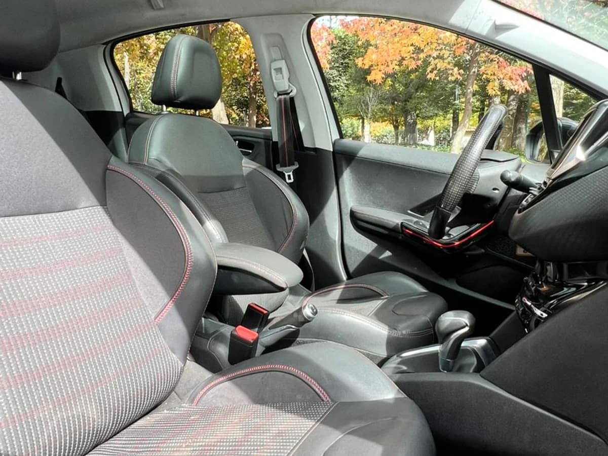 PEUGEOT 208 GT-LINE AUT 1.2L TURBO PURETECH AÑO 2017 - Imagen 13