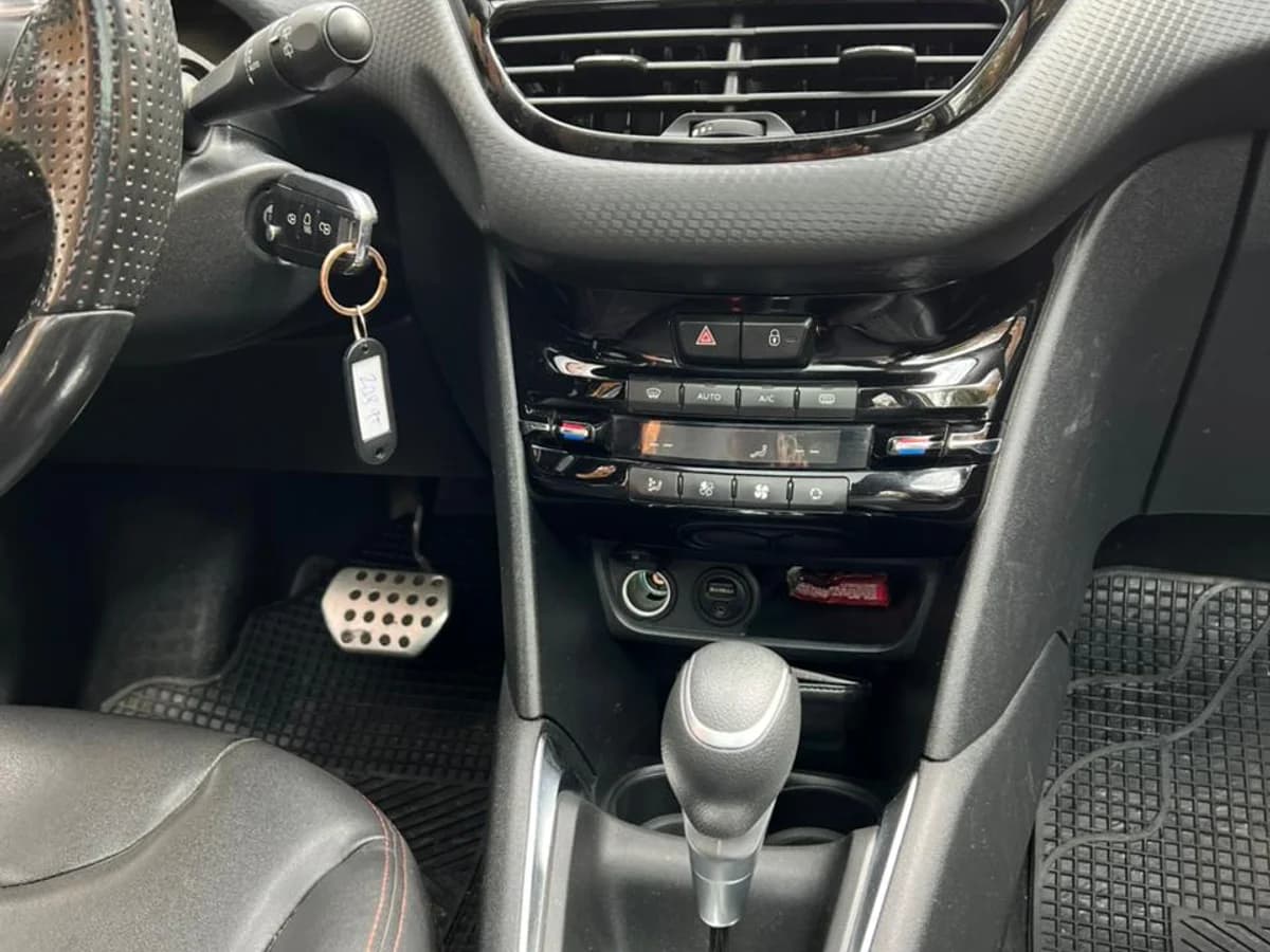 PEUGEOT 208 GT-LINE AUT 1.2L TURBO PURETECH AÑO 2017 - Imagen 22