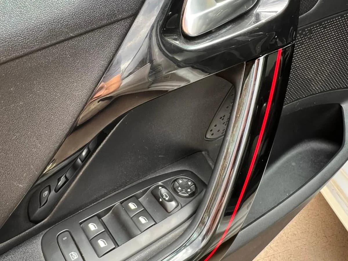PEUGEOT 208 GT-LINE AUT 1.2L TURBO PURETECH AÑO 2017 - Imagen 23