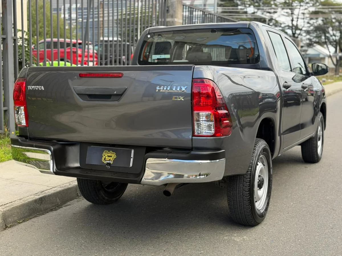 Toyota Hilux DX 2.4TD 4x2 DCAB - Imagen 4