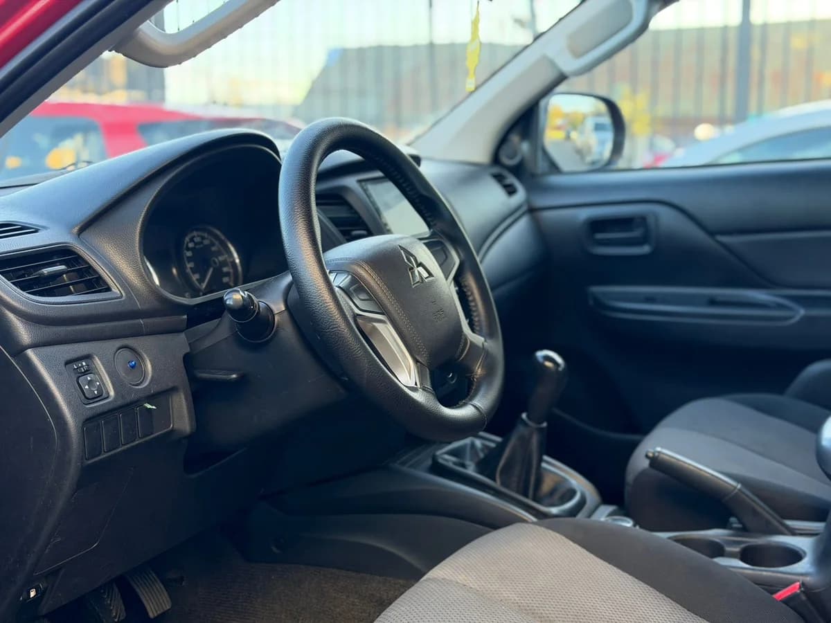 Mitsubishi L200 Katana CRM 4x4 2.4 MT - Imagen 7