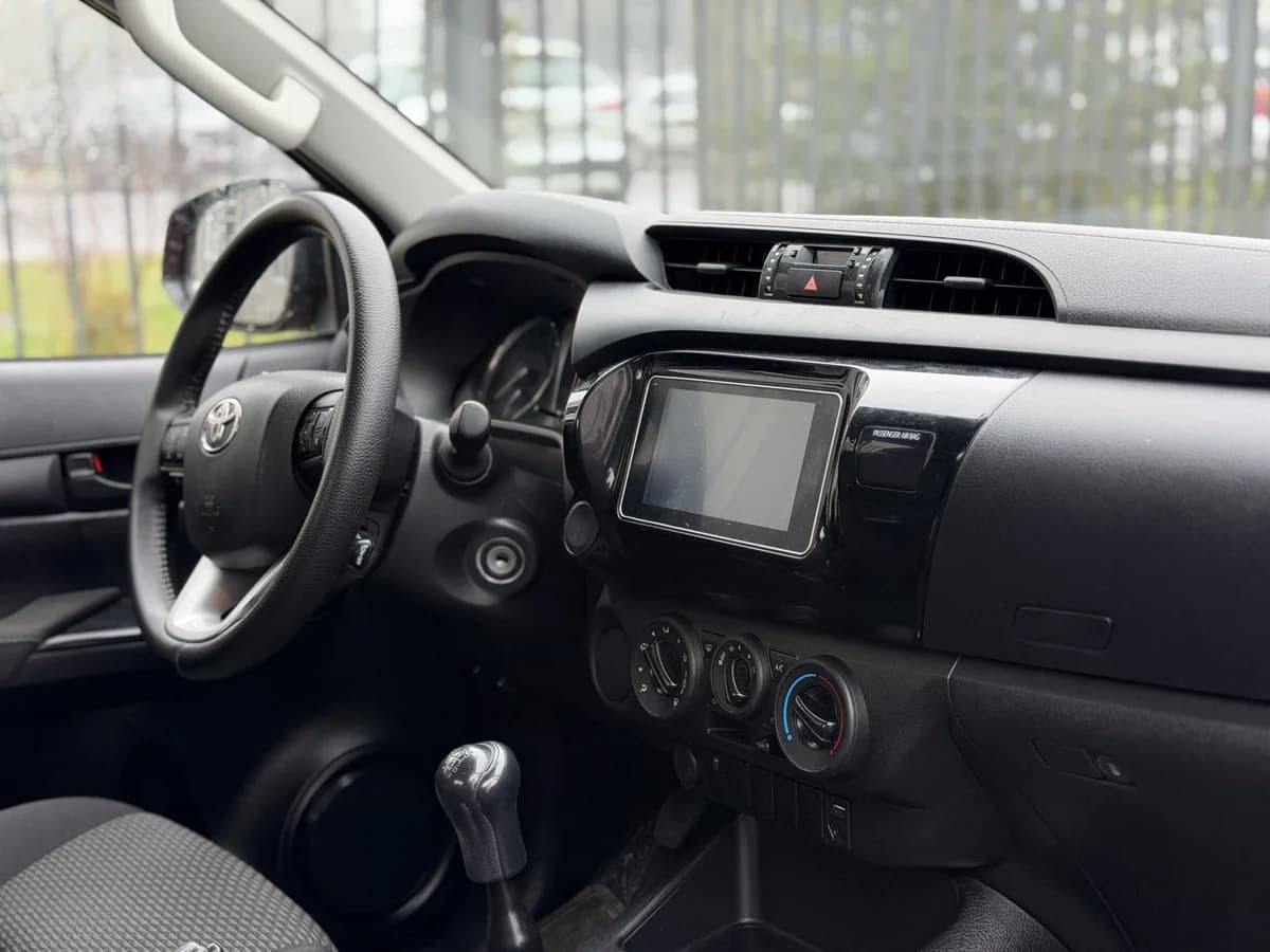 TOYOTA Hilux 2.4 DX DIESEL 4X2 DOB. CAB. MT 4P 2023 - Imagen 10