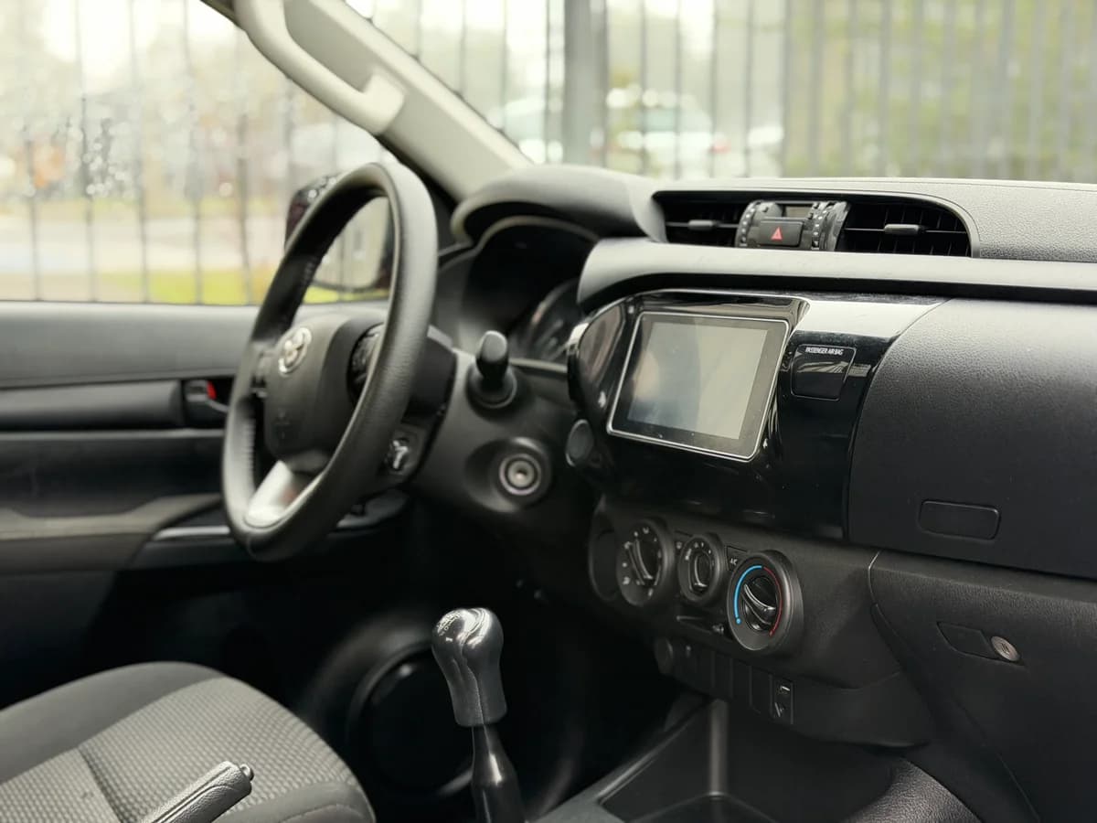 TOYOTA Hilux 2.4 DX DIESEL 4X2 DOB. CAB. MT 4P 2023 - Imagen 11