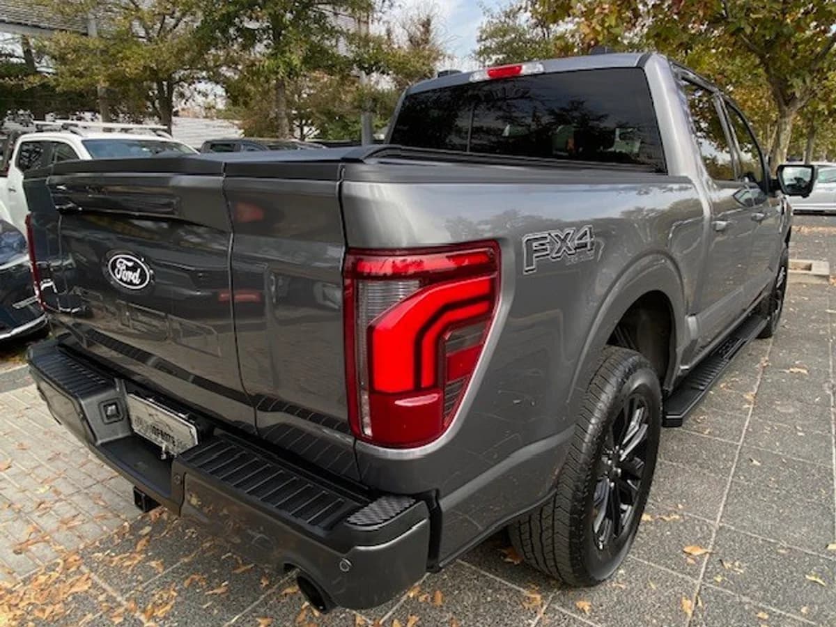 FORD F-150 Lariat Black 4x4 2025 - Imagen 2