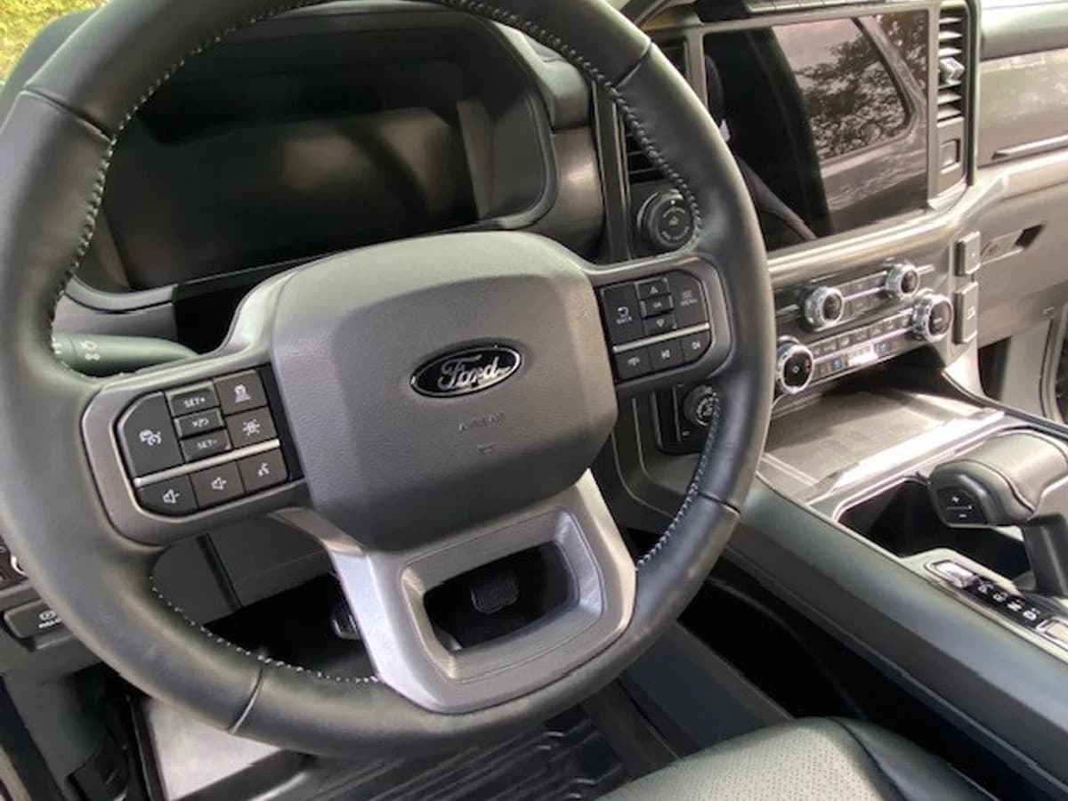 FORD F-150 Lariat Black 4x4 2025 - Imagen 14