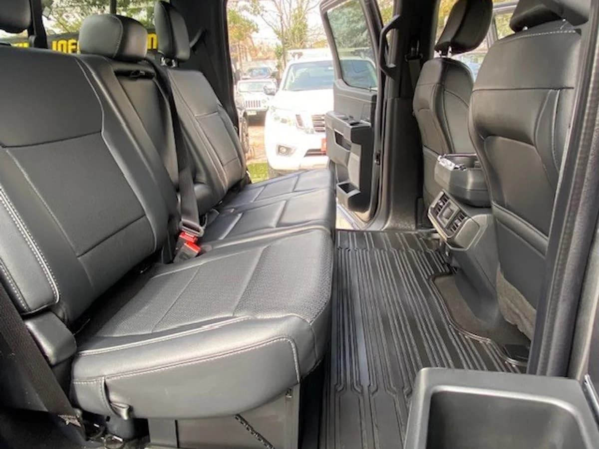 FORD F-150 Lariat Black 4x4 2025 - Imagen 17
