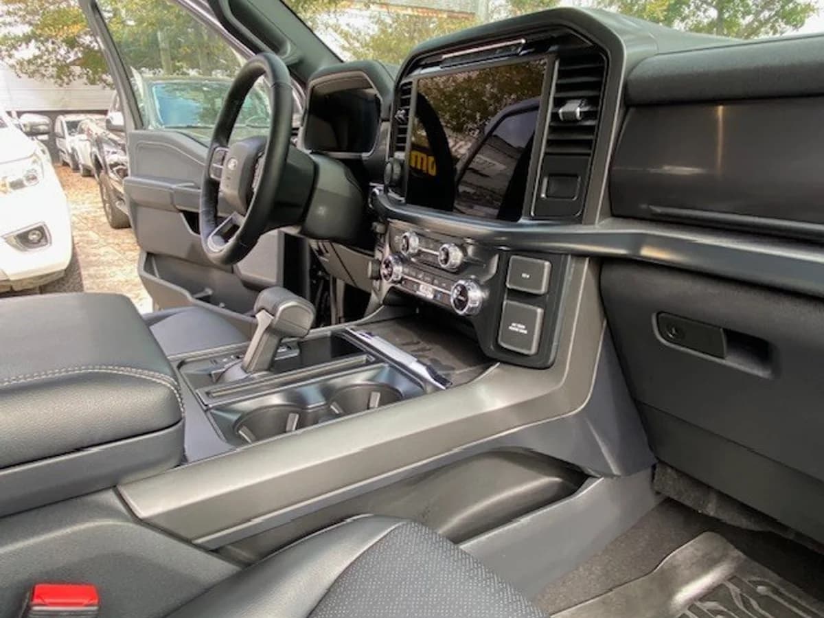 FORD F-150 Lariat Black 4x4 2025 - Imagen 24