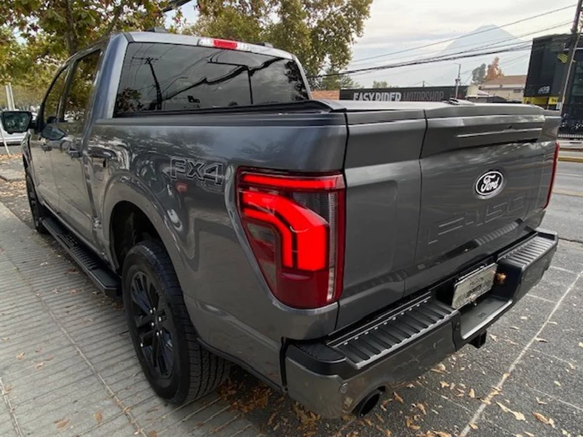 FORD F-150 Lariat Black 4x4 2025 - Imagen 4