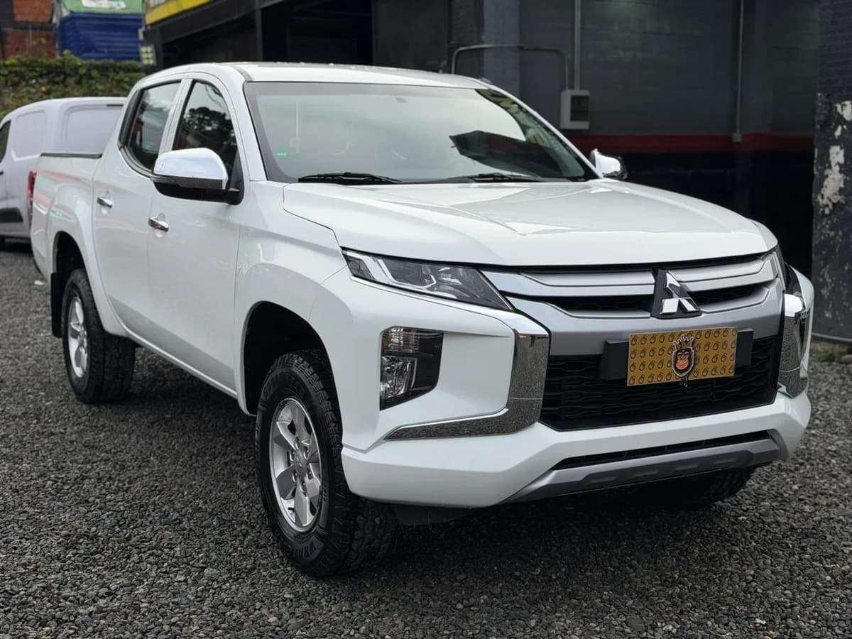 Mitsubishi L200 Katana CR 4x2 2.4 MT 2023 - Imagen 3