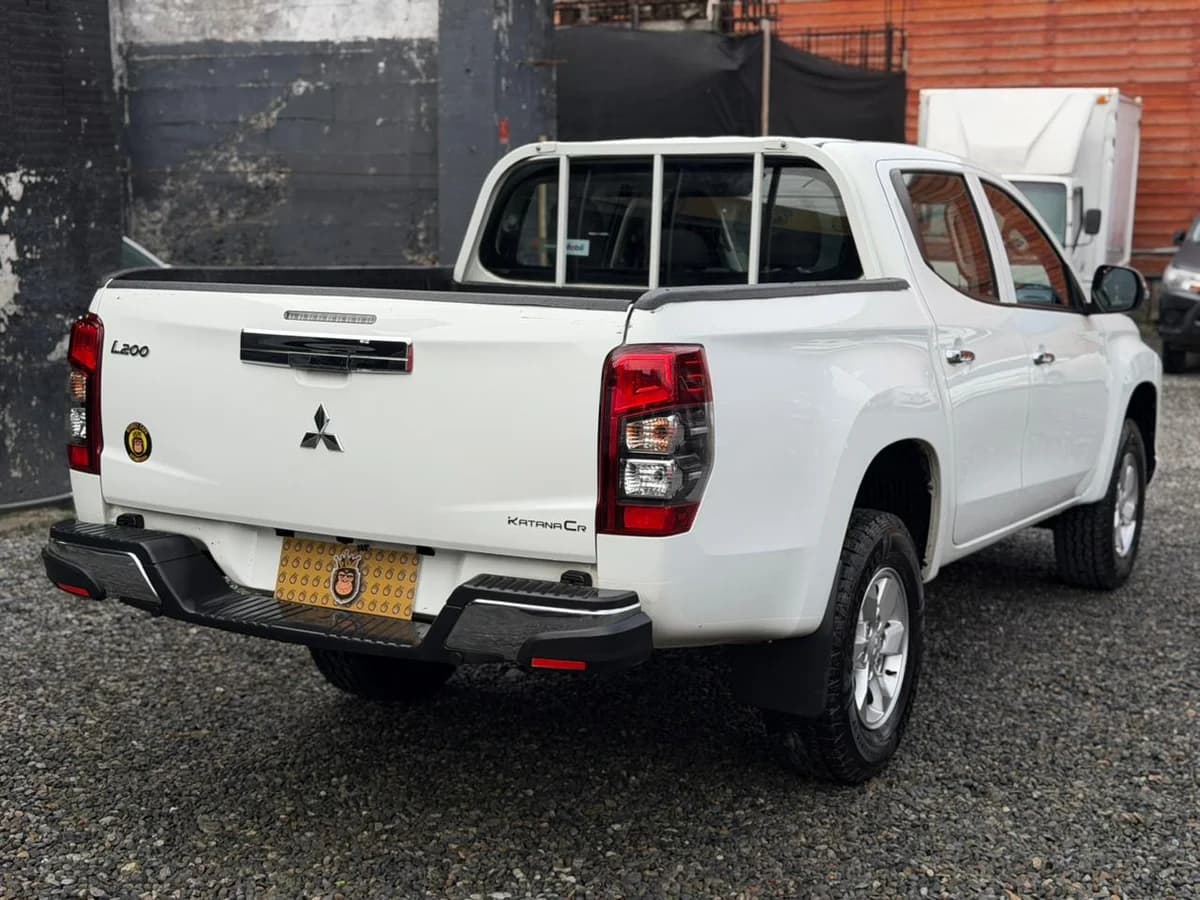Mitsubishi L200 Katana CR 4x2 2.4 MT 2023 - Imagen 4