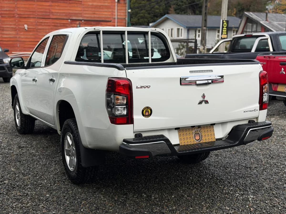 Mitsubishi L200 Katana CR 4x2 2.4 MT 2023 - Imagen 6