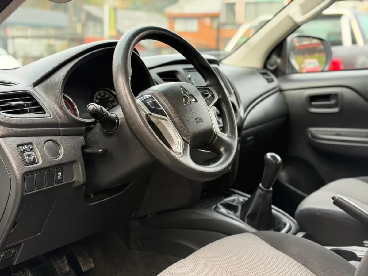 Mitsubishi L200 Katana CR 4x2 2.4 MT 2023 - Imagen 7