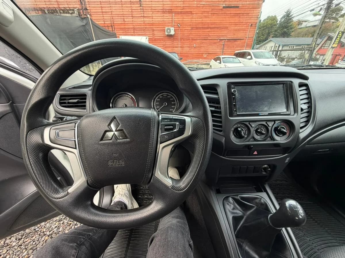 Mitsubishi L200 Katana CR 4x2 2.4 MT 2023 - Imagen 10