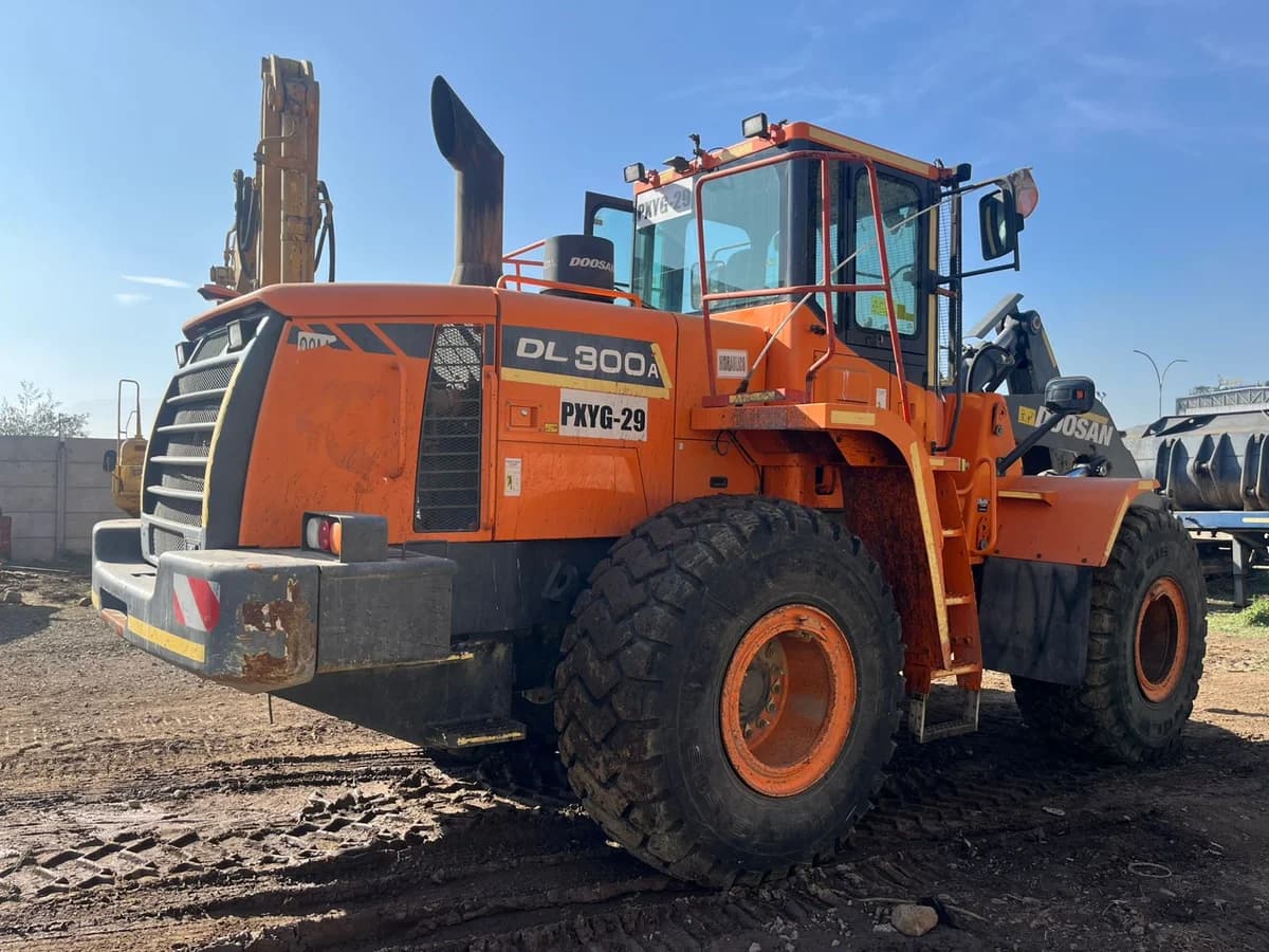 Cargador Frontal Doosan DL300A - Imagen 4