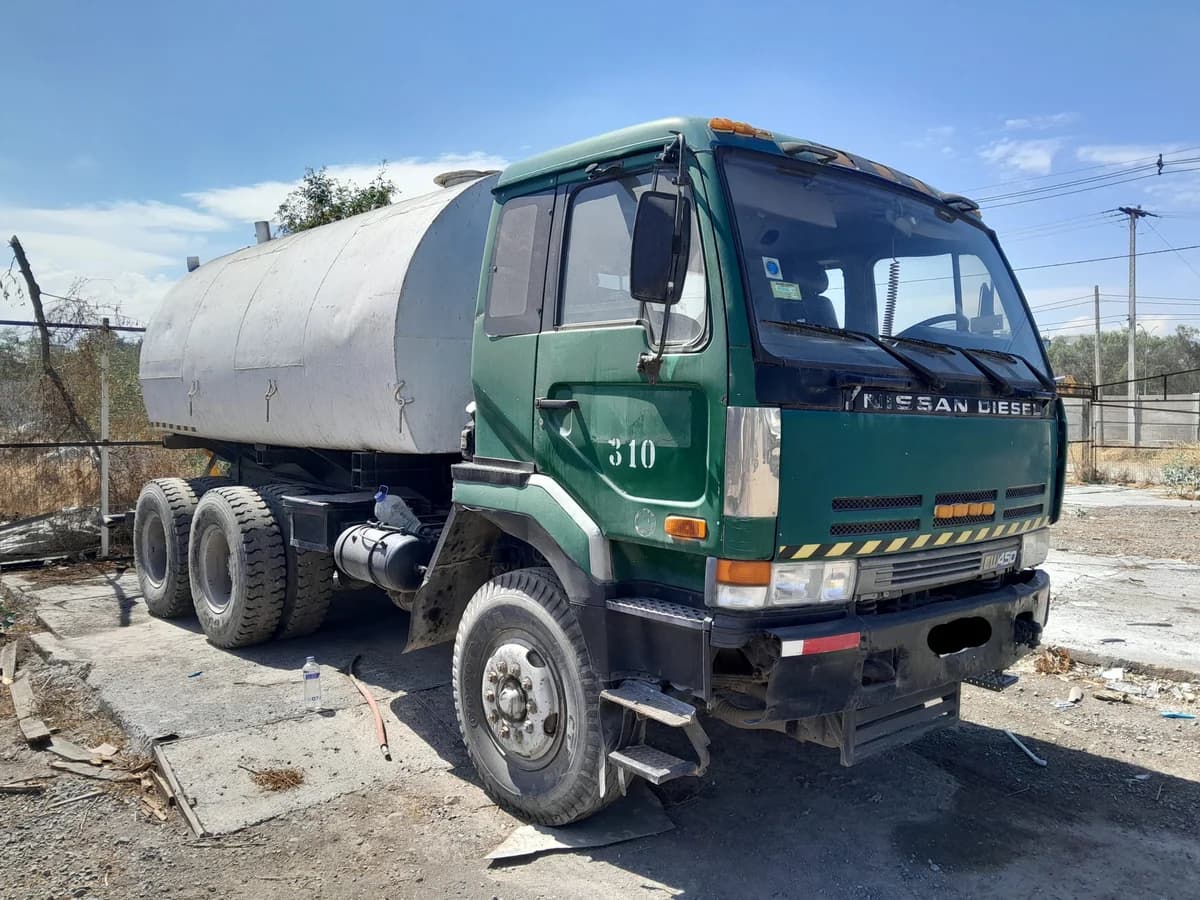 Camión Aljibe Nissan CWB-450 HDLA Año 1996 - Imagen 1