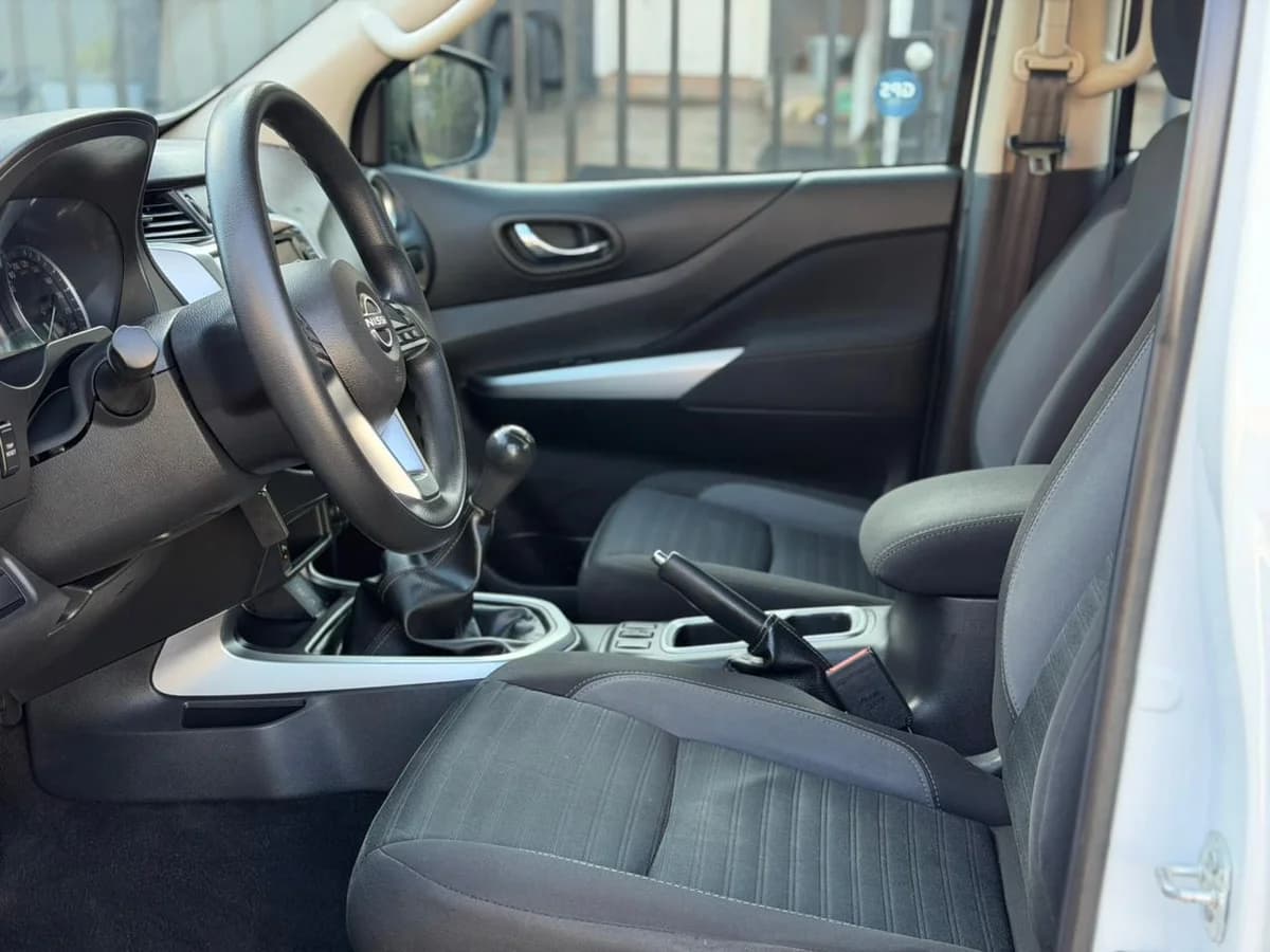 NISSAN NAVARA D CAB 2.3 4X2 MT 2024 - Imagen 9