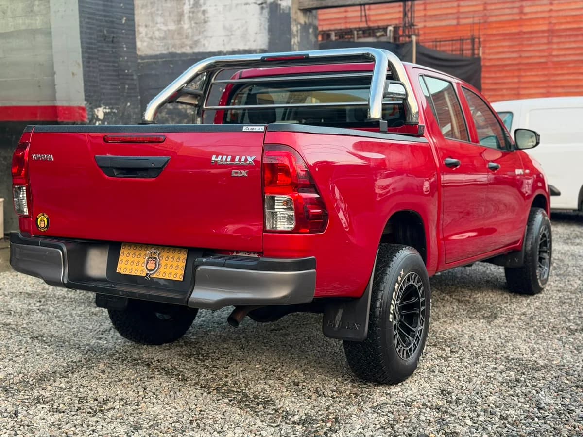 TOYOTA HILUX D CAB DX 4X4 2.4 DCAB MT 4X4 2.4 2023 - Imagen 4