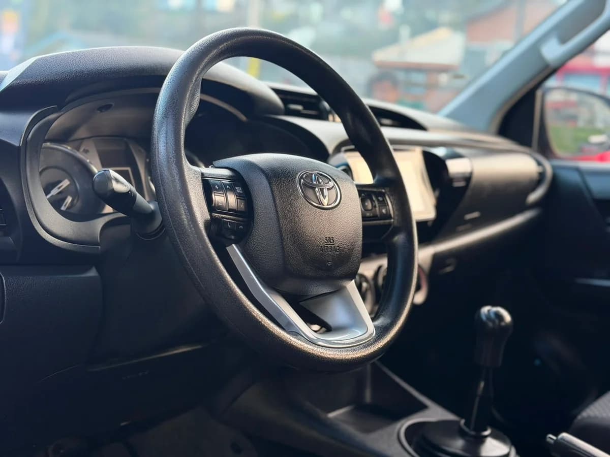 TOYOTA HILUX D CAB DX 4X4 2.4 DCAB MT 4X4 2.4 2023 - Imagen 9