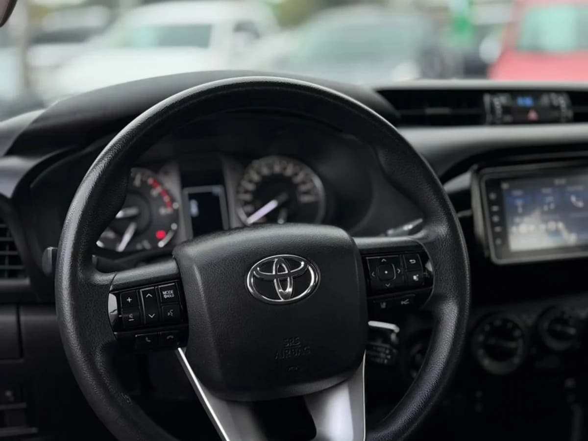 TOYOTA HILUX 2.4 DX DIESEL DCAB TSS 4X4 MT 4P 2024 - Imagen 13