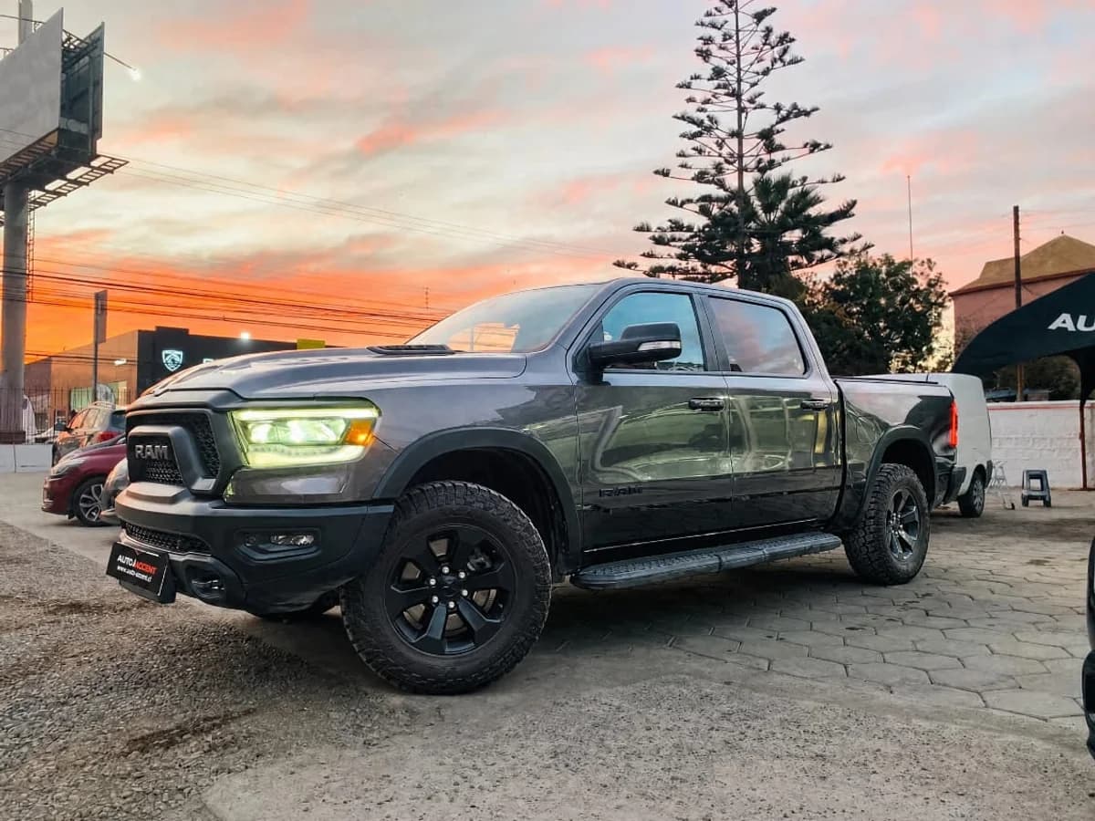RAM 1500 REBEL CREW DCAB 4X4 AUT 5.7 2023 - Imagen 1