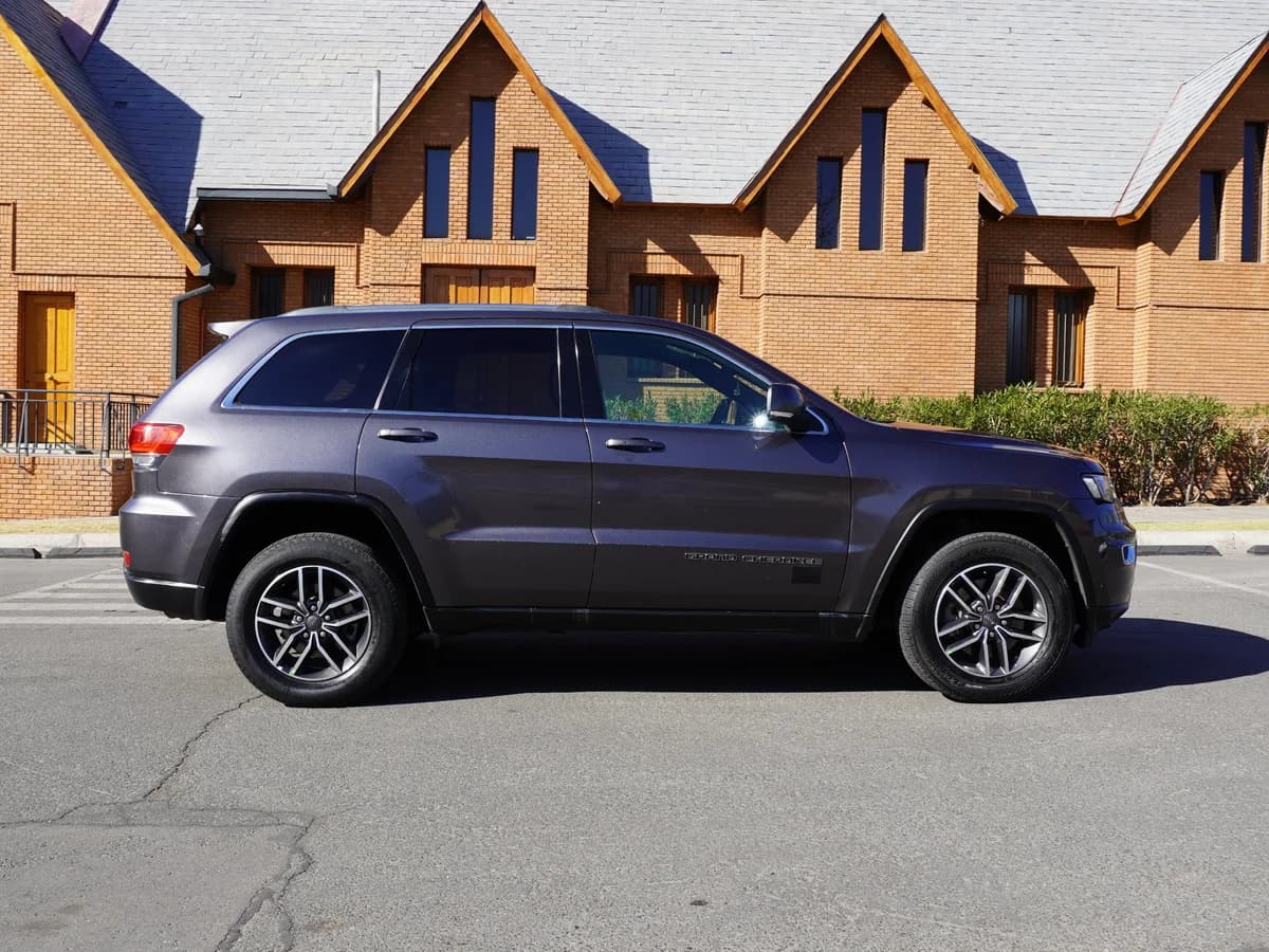 JEEP GRAND CHEROKEE LAREDO 3.6 4x2 2019 - Imagen 4