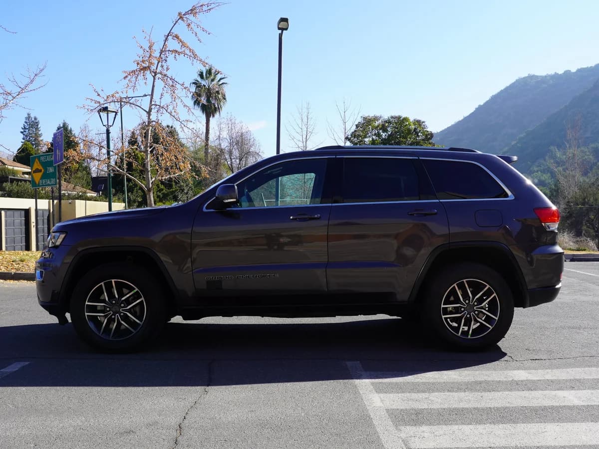 JEEP GRAND CHEROKEE LAREDO 3.6 4x2 2019 - Imagen 8