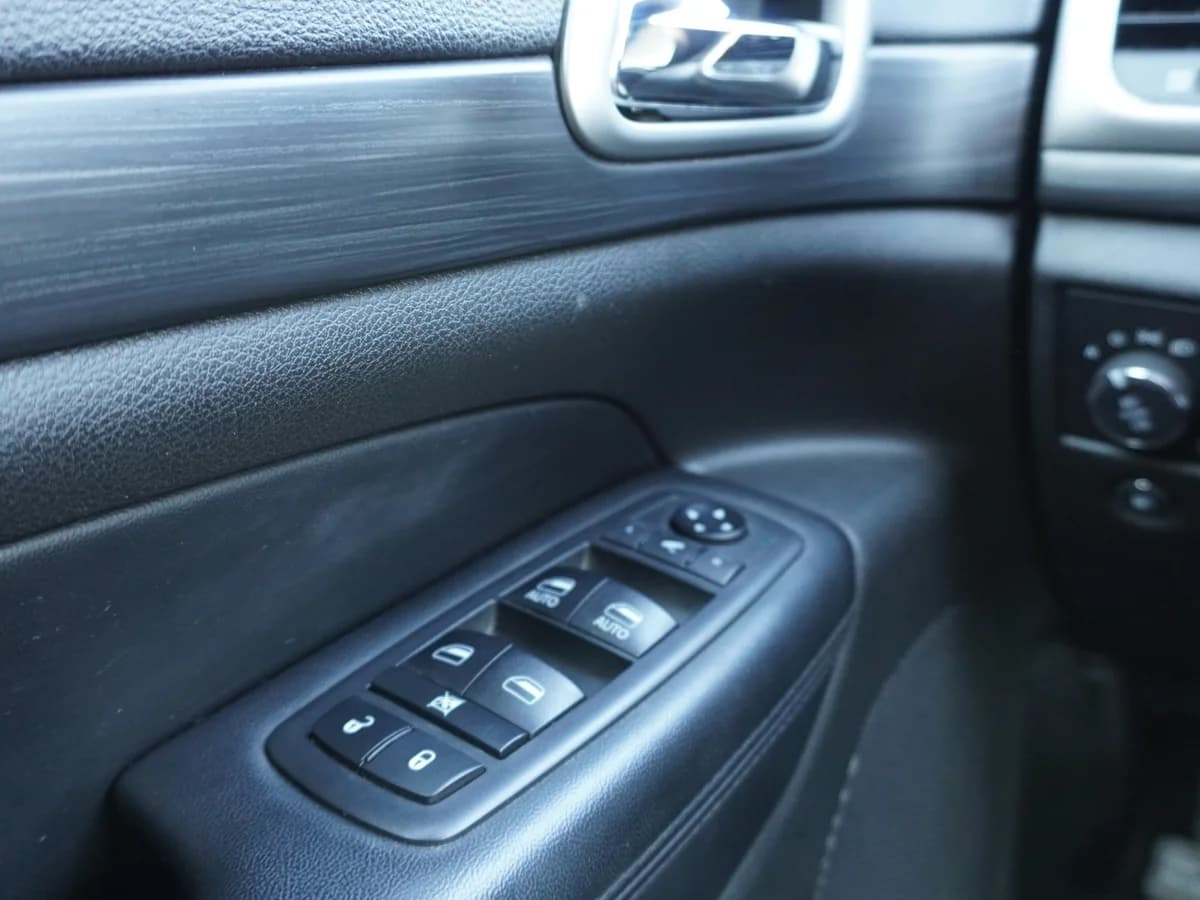 JEEP GRAND CHEROKEE LAREDO 3.6 4x2 2019 - Imagen 24