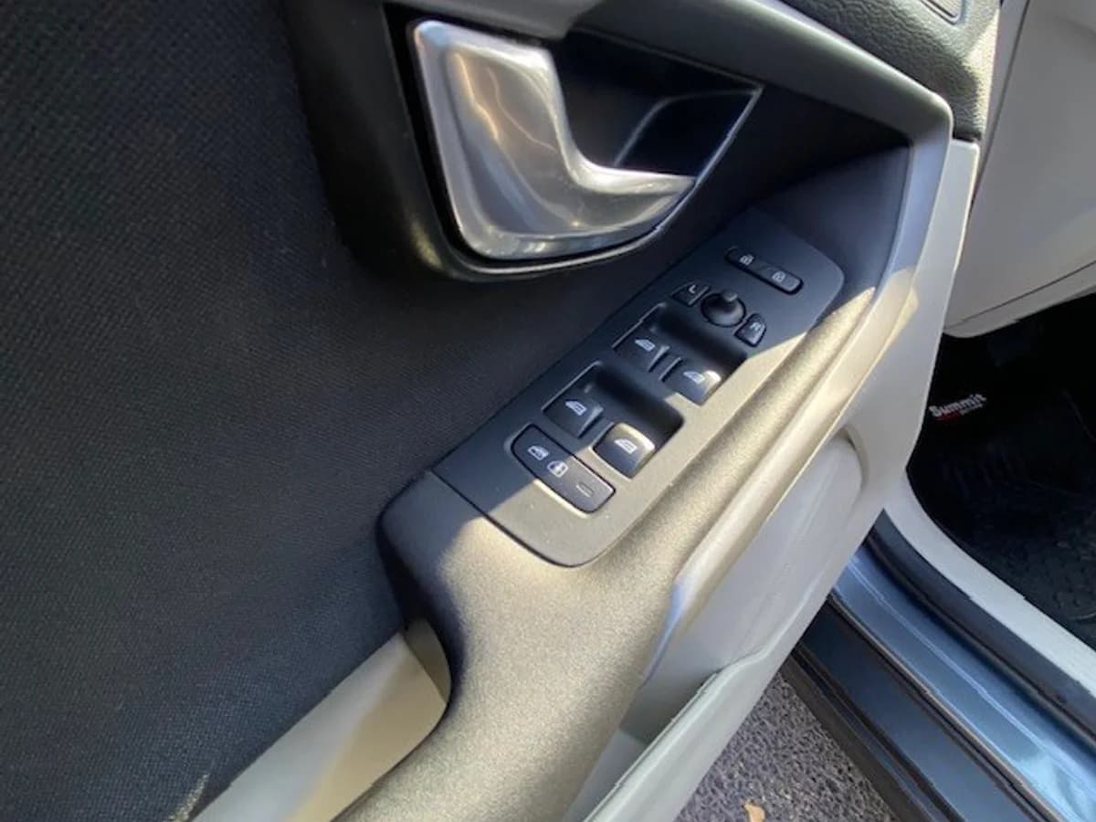 VOLVO V40 T4 2.0 Cross Country 2015 - Imagen 17