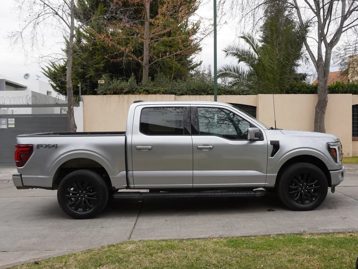 FORD F 150 LARIAT BLACK 5.0 V8 2025 Facturable - Imagen 4