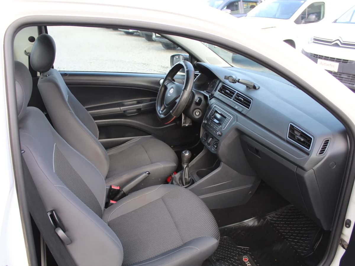 VOLKSWAGEN Saveiro 1.6 POWER PLUS 4X2 MT 2P 2019 - Imagen 6