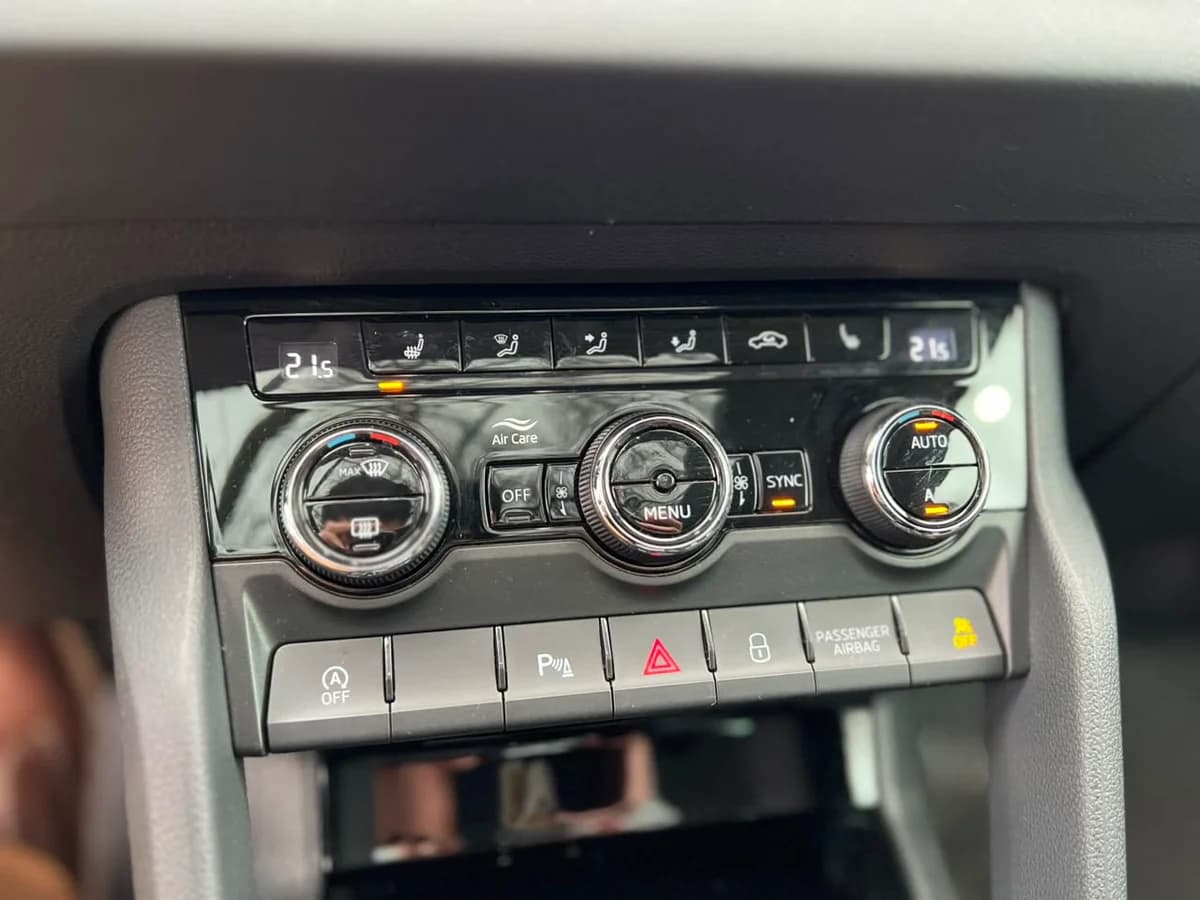 SKODA KAROQ 1.4L AT STYLE 4X2 AÑO 2023 - Imagen 24