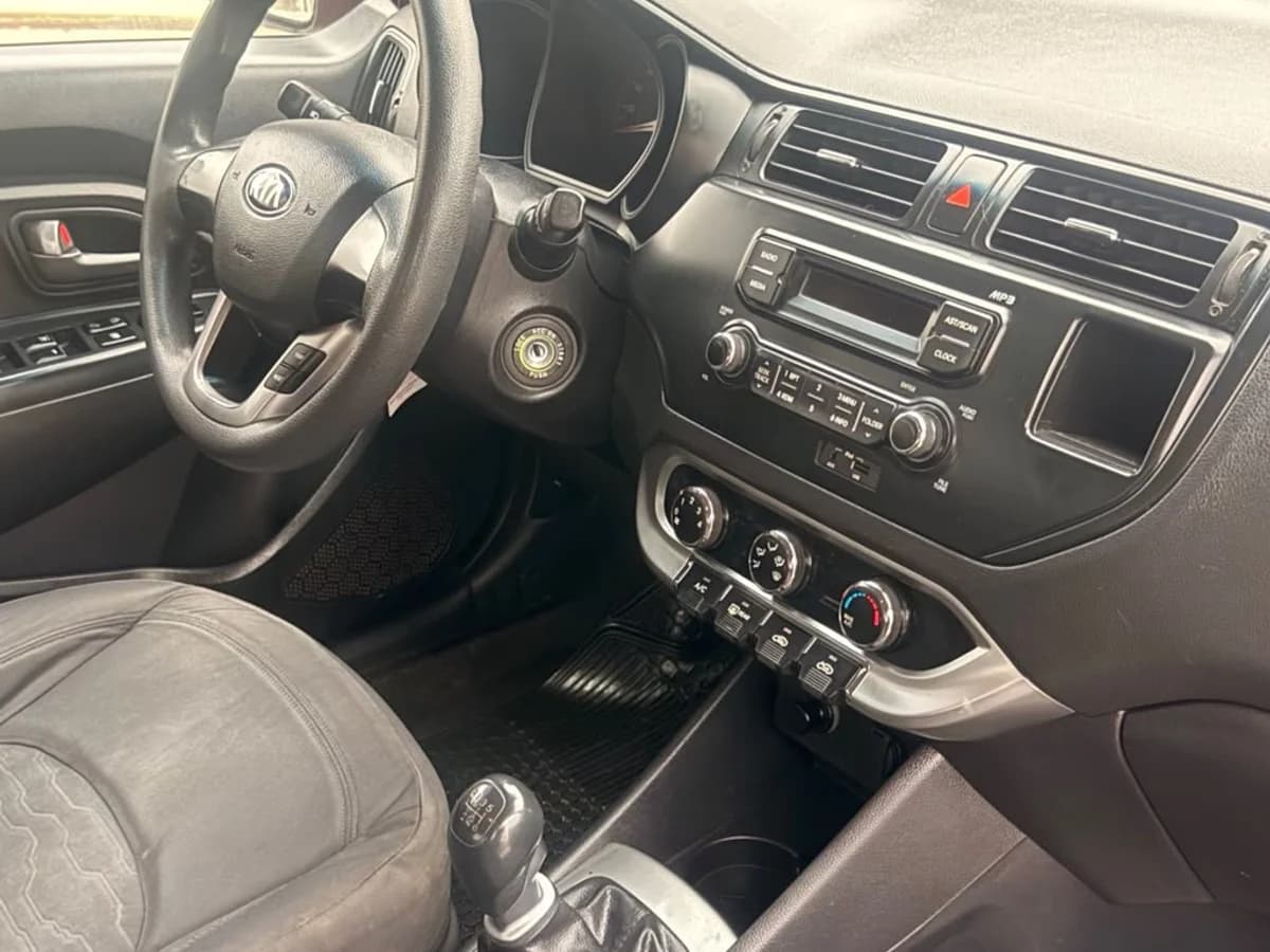 KIA Rio 4 UB EX 1.4 2014 - Imagen 10