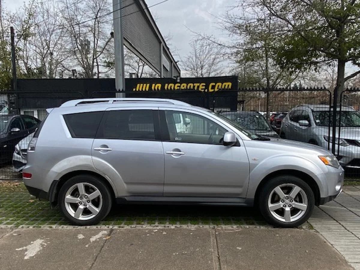 MITSUBISHI OUTLANDER 3.0 Autom. Paddle Shift 2010 - Imagen 2