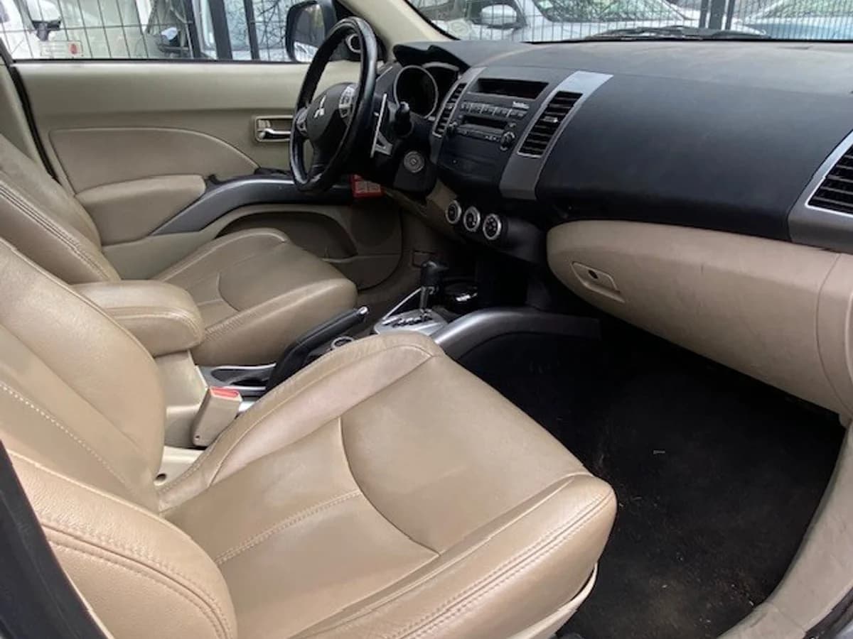 MITSUBISHI OUTLANDER 3.0 Autom. Paddle Shift 2010 - Imagen 8