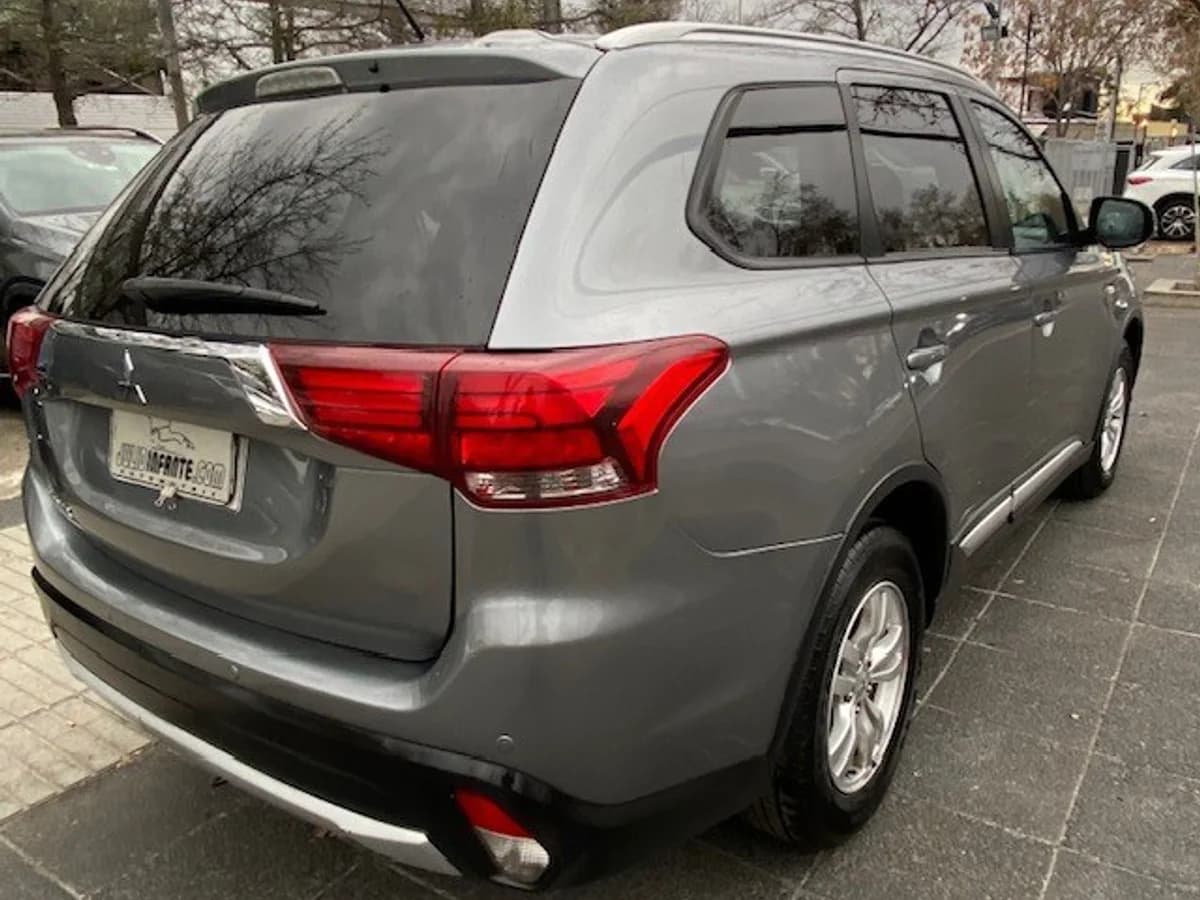 MITSUBISHI OUTLANDER 2.0 4X2 Automática 2015 - Imagen 2
