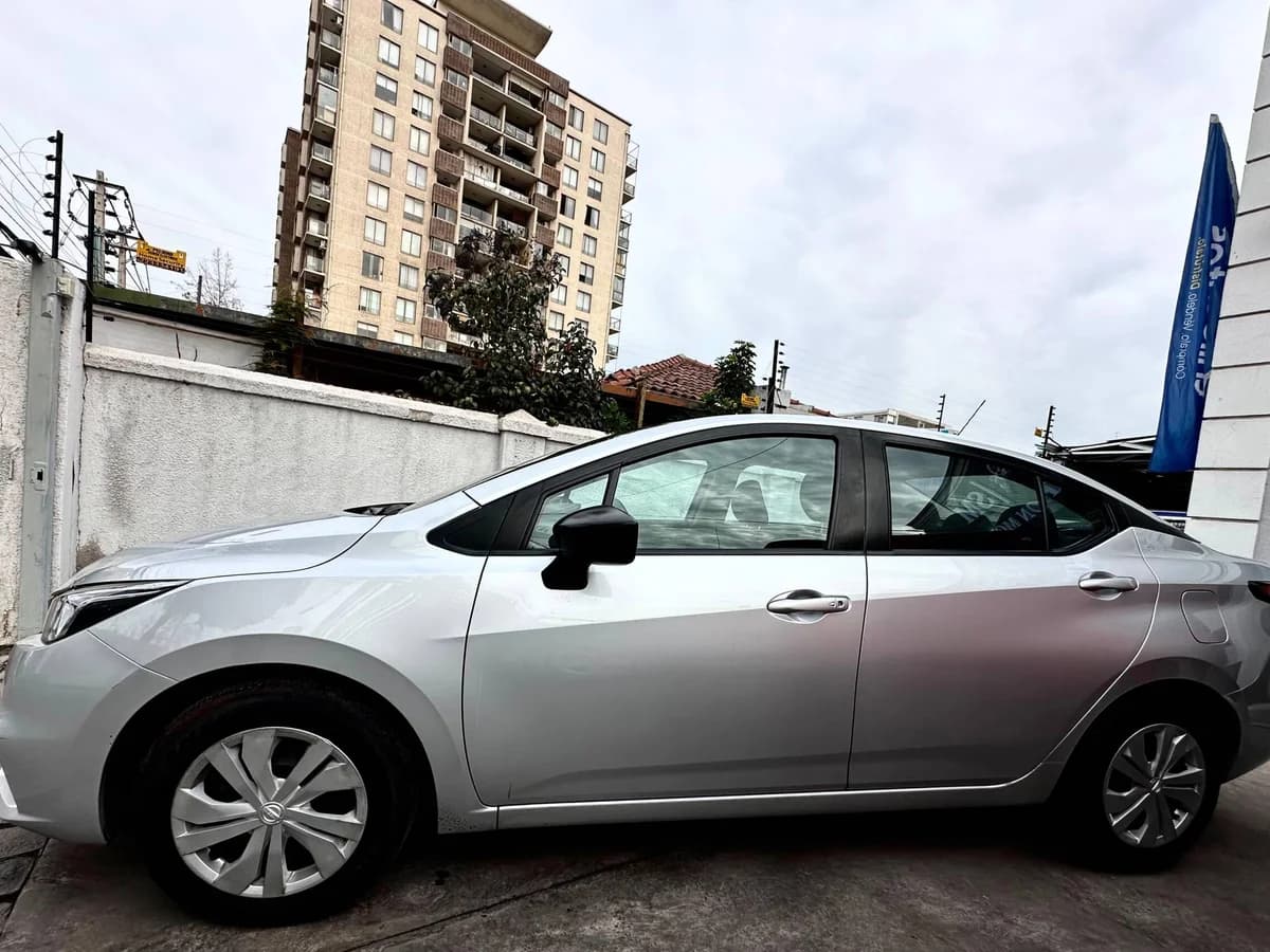 NISSAN VERSA 1.6 MT 2023 - Imagen 1