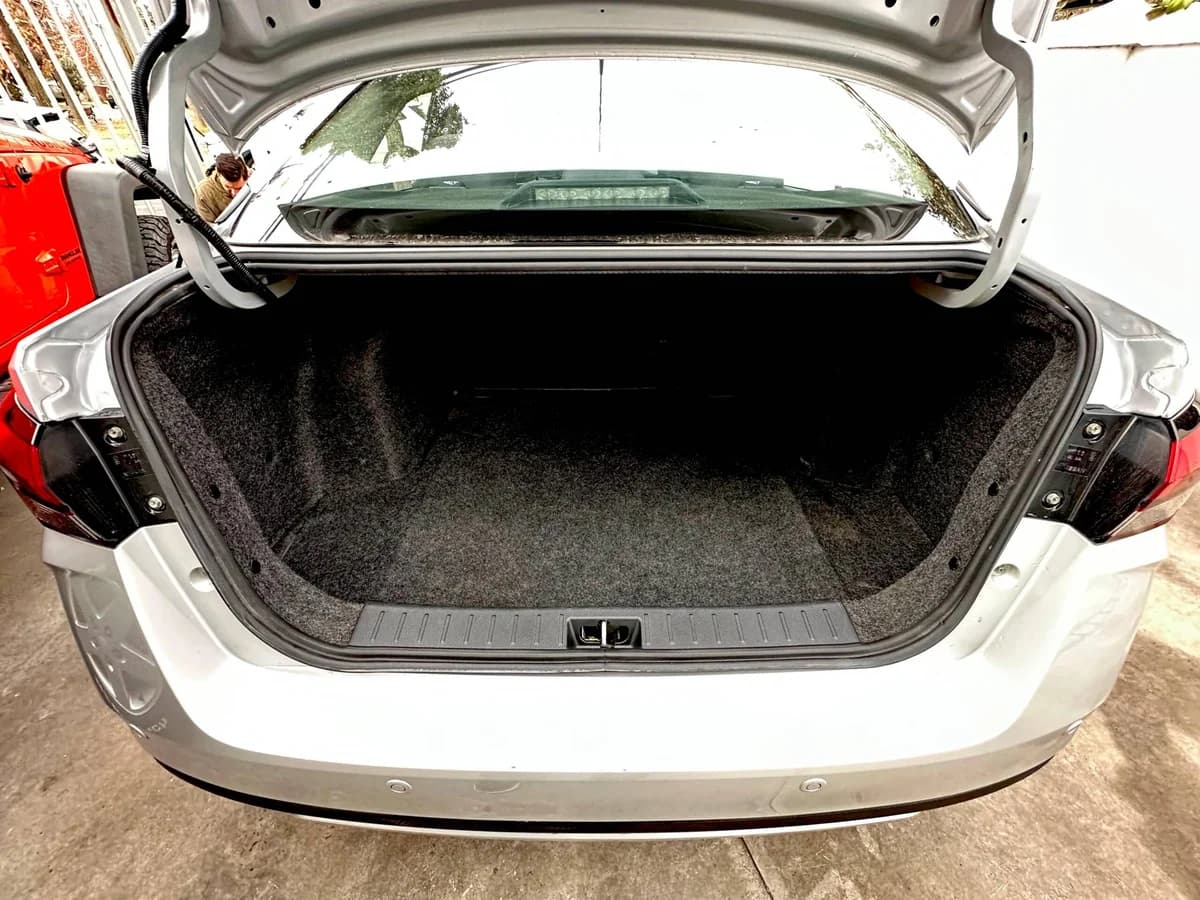 NISSAN VERSA 1.6 MT 2023 - Imagen 9