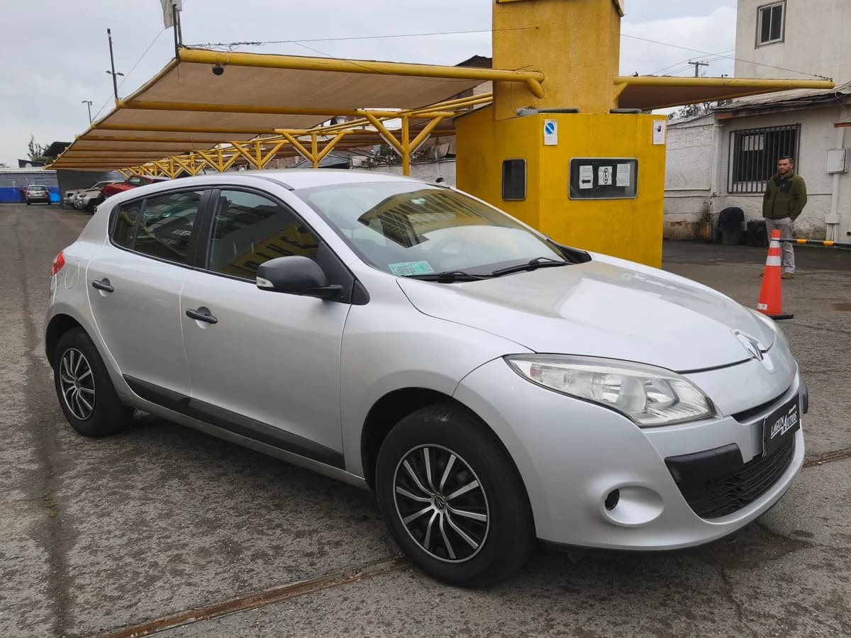 RENAULT Megane III HB EXPRESSION 2.0 2012 - Imagen 1