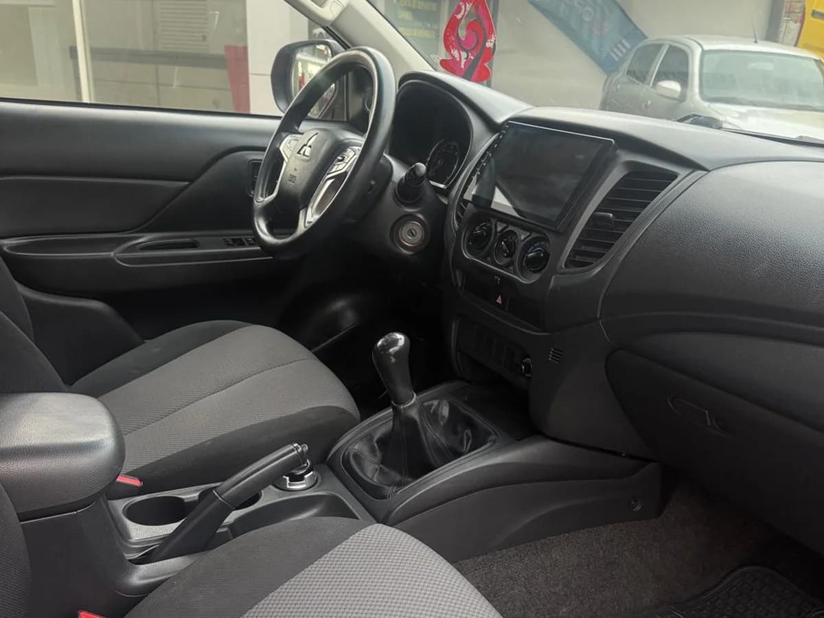 MITSUBISHI Katana 2.4 4x4 - Imagen 9