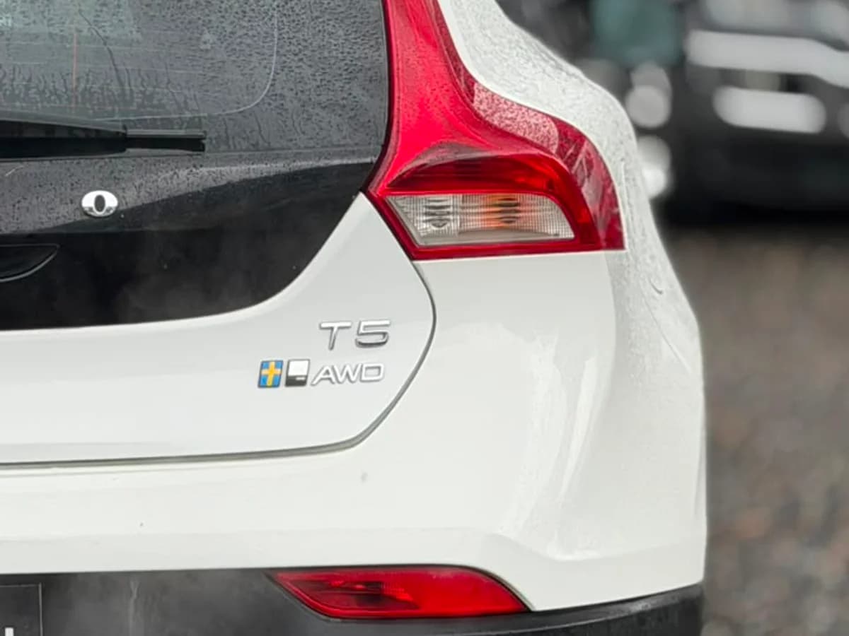 VOLVO V40 2.5 BENCINERA 4X4 AWDAT 5P 2014 - Imagen 13